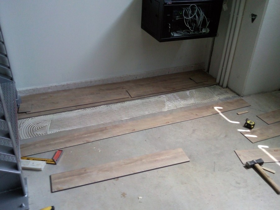 ESCALERA CON PARQUET FLOTANTE Y SUELO CON VINILO