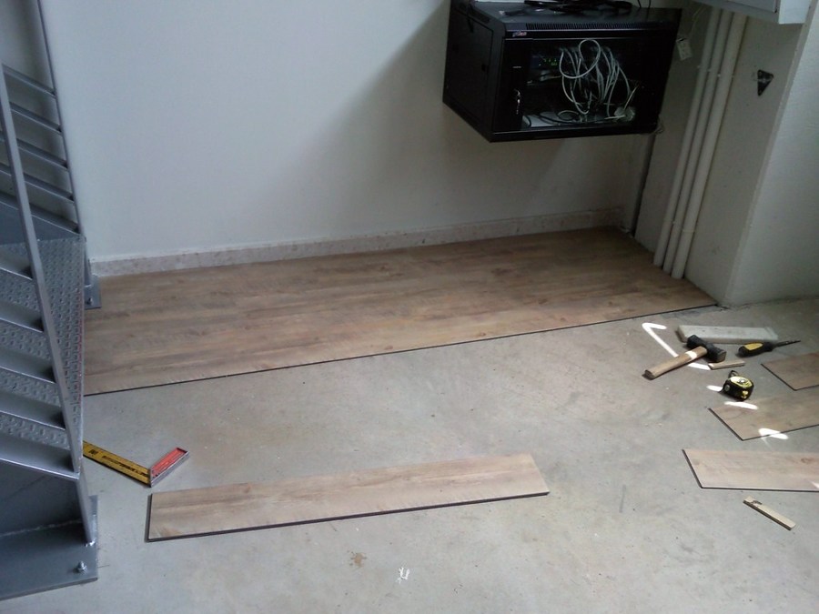 ESCALERA CON PARQUET FLOTANTE Y SUELO CON VINILO