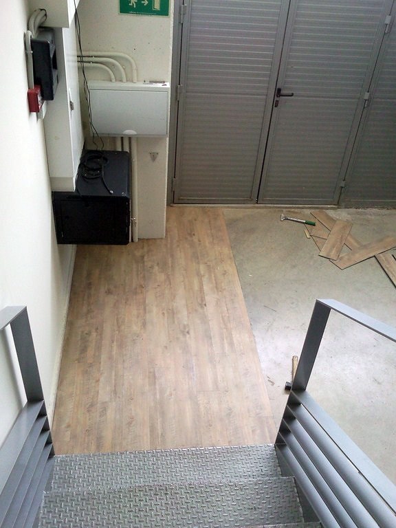 ESCALERA CON PARQUET FLOTANTE Y SUELO CON VINILO