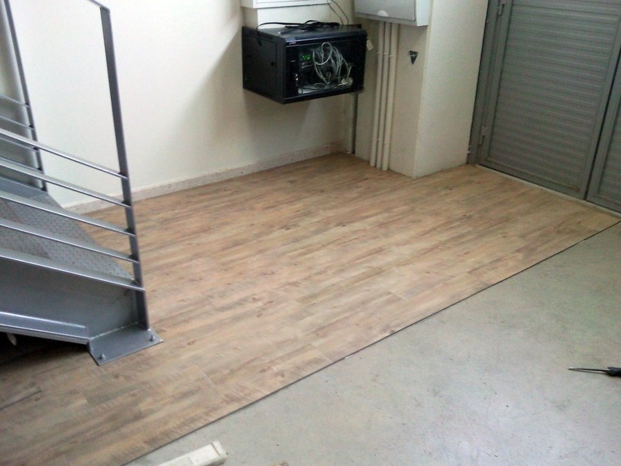 ESCALERA CON PARQUET FLOTANTE Y SUELO CON VINILO