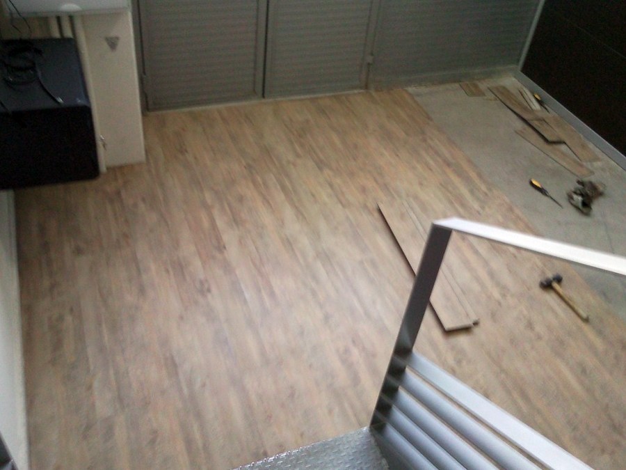 ESCALERA CON PARQUET FLOTANTE Y SUELO CON VINILO