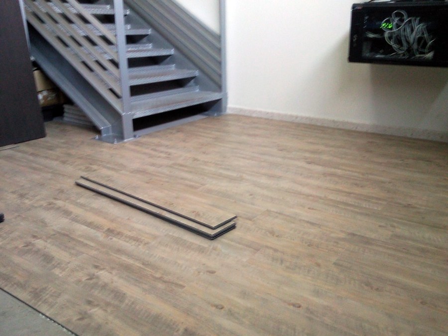 ESCALERA CON PARQUET FLOTANTE Y SUELO CON VINILO