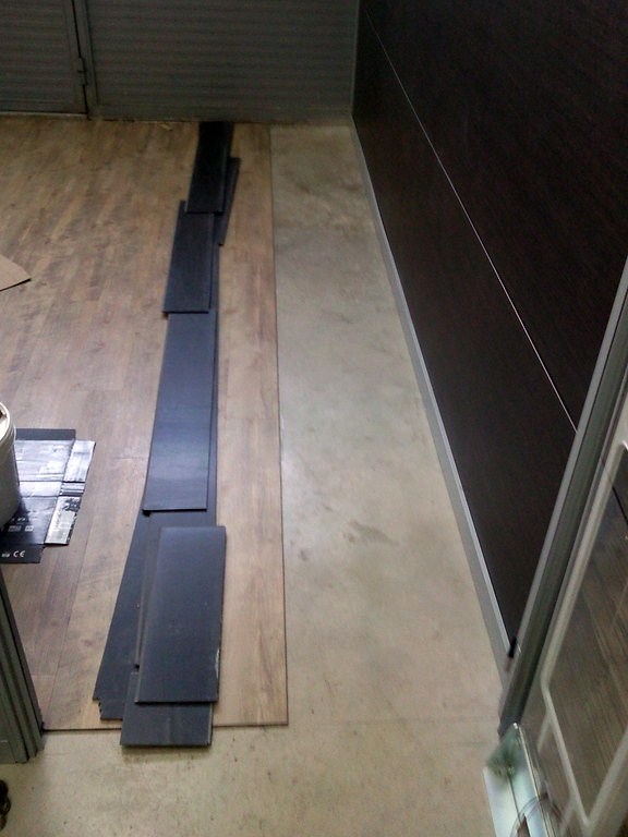 ESCALERA CON PARQUET FLOTANTE Y SUELO CON VINILO