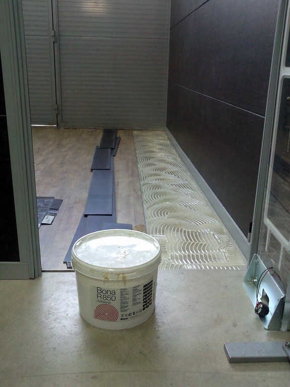 ESCALERA CON PARQUET FLOTANTE Y SUELO CON VINILO