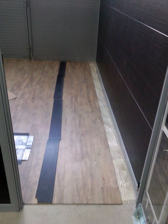 ESCALERA CON PARQUET FLOTANTE Y SUELO CON VINILO