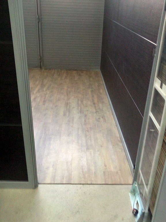 ESCALERA CON PARQUET FLOTANTE Y SUELO CON VINILO