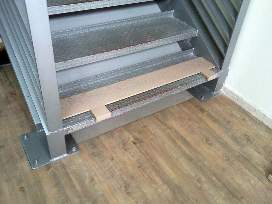 ESCALERA CON PARQUET FLOTANTE Y SUELO CON VINILO