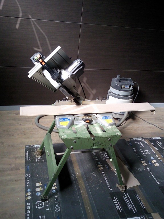 ESCALERA CON PARQUET FLOTANTE Y SUELO CON VINILO