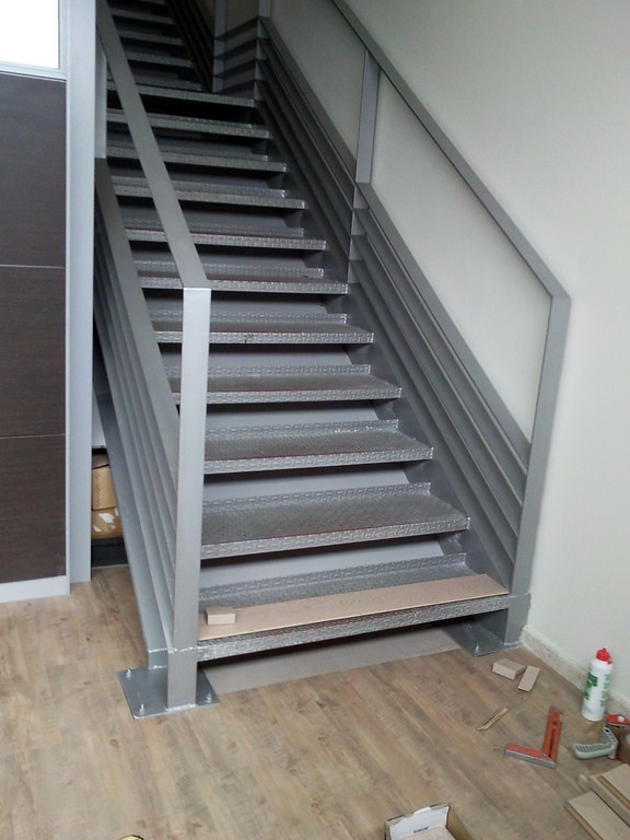 ESCALERA CON PARQUET FLOTANTE Y SUELO CON VINILO