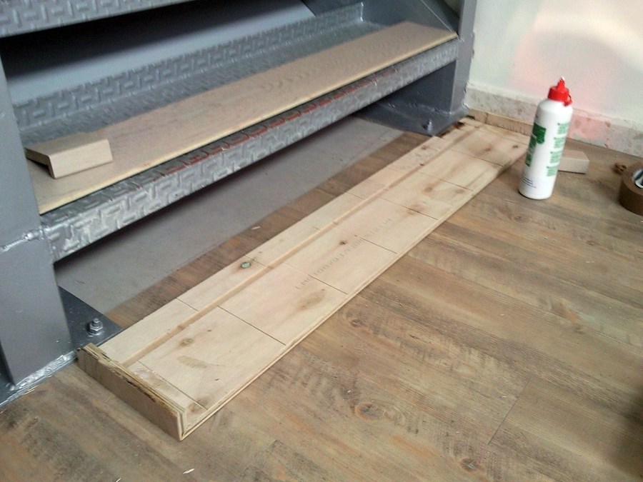 ESCALERA CON PARQUET FLOTANTE Y SUELO CON VINILO