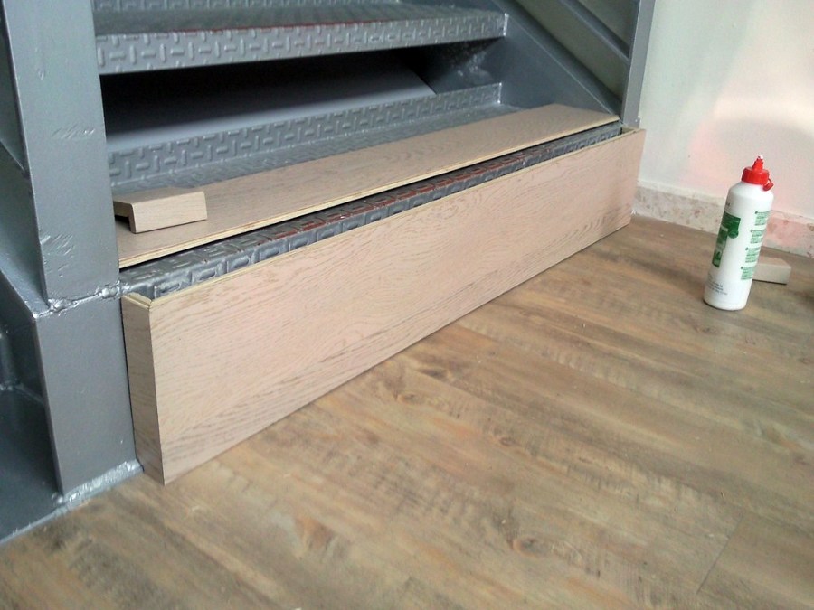 ESCALERA CON PARQUET FLOTANTE Y SUELO CON VINILO