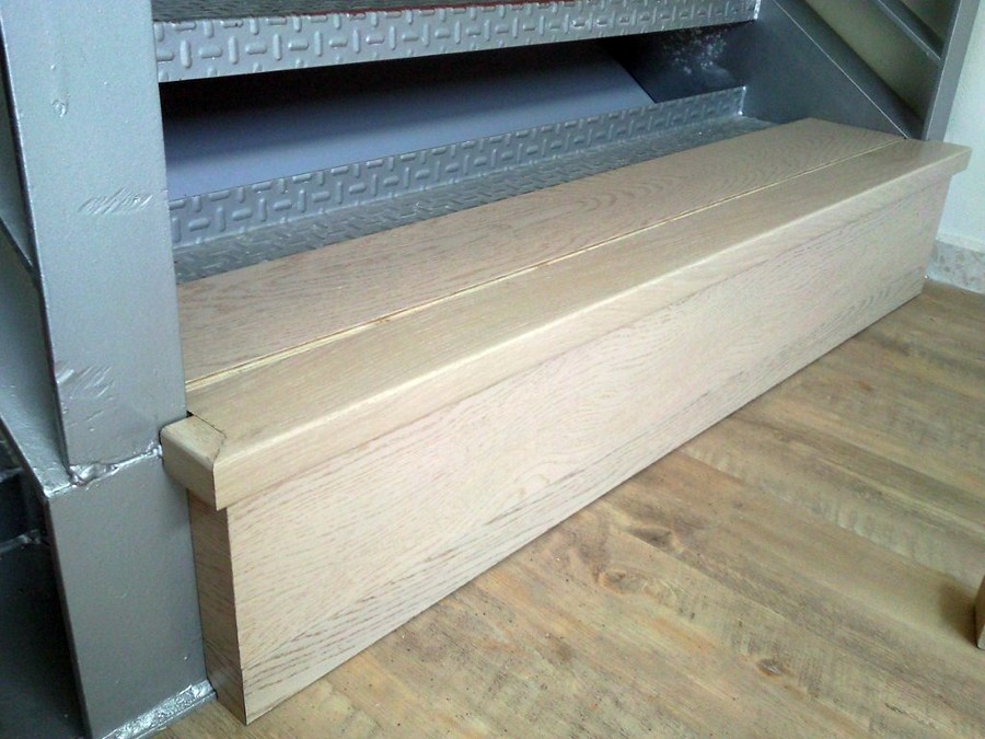 ESCALERA CON PARQUET FLOTANTE Y SUELO CON VINILO