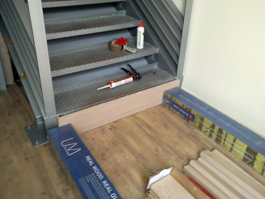 ESCALERA CON PARQUET FLOTANTE Y SUELO CON VINILO