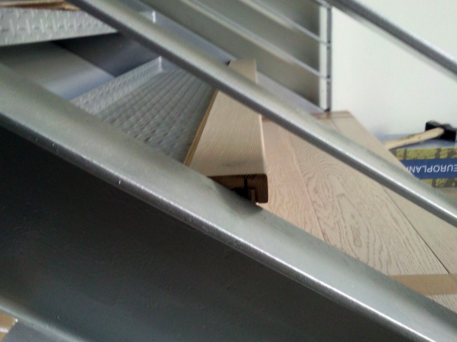 ESCALERA CON PARQUET FLOTANTE Y SUELO CON VINILO