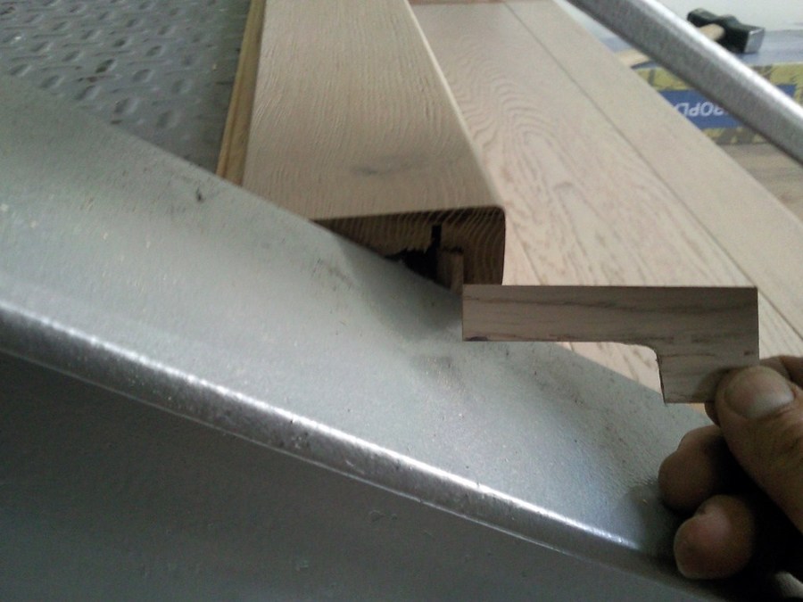 ESCALERA CON PARQUET FLOTANTE Y SUELO CON VINILO