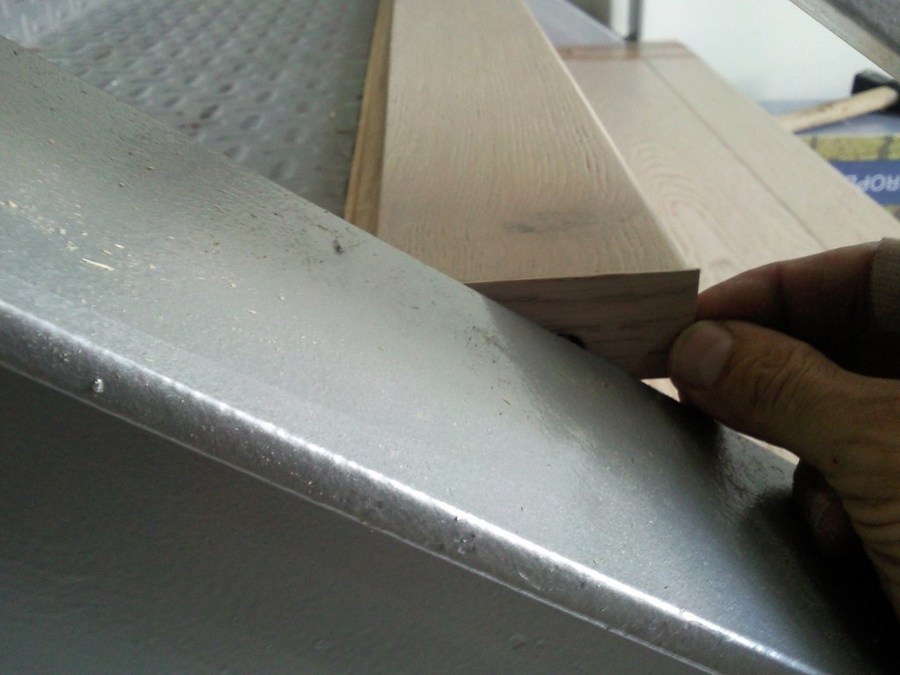 ESCALERA CON PARQUET FLOTANTE Y SUELO CON VINILO