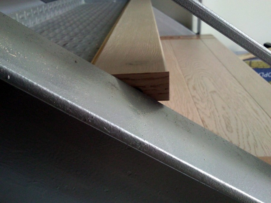 ESCALERA CON PARQUET FLOTANTE Y SUELO CON VINILO