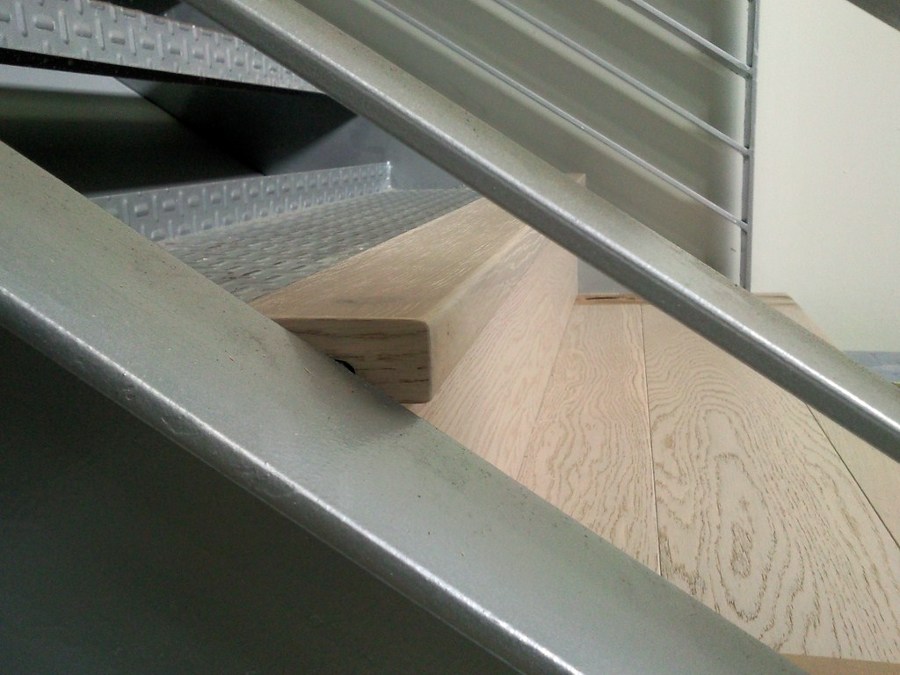 ESCALERA CON PARQUET FLOTANTE Y SUELO CON VINILO
