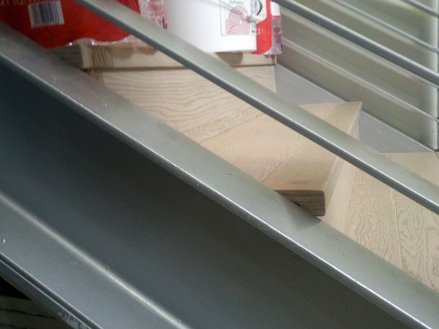 ESCALERA CON PARQUET FLOTANTE Y SUELO CON VINILO