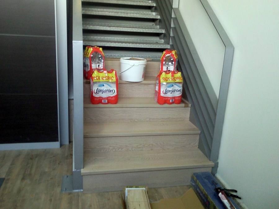 ESCALERA CON PARQUET FLOTANTE Y SUELO CON VINILO
