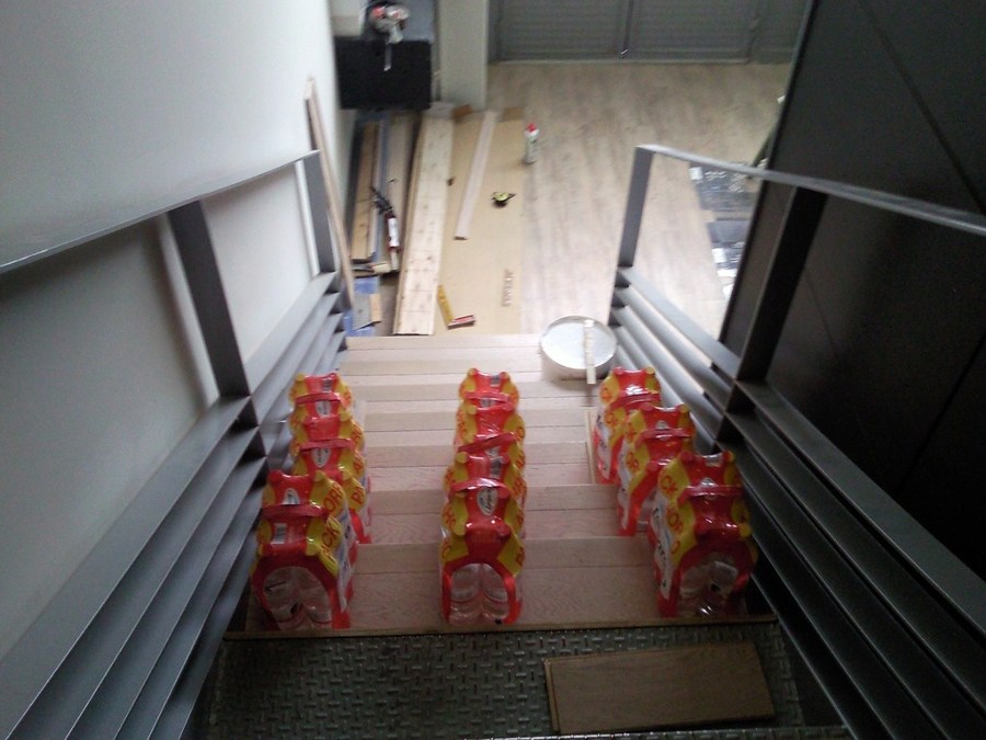 ESCALERA CON PARQUET FLOTANTE Y SUELO CON VINILO