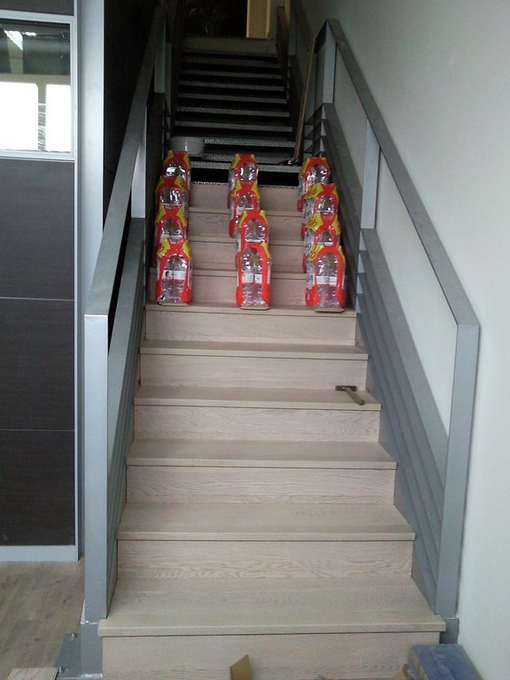 ESCALERA CON PARQUET FLOTANTE Y SUELO CON VINILO