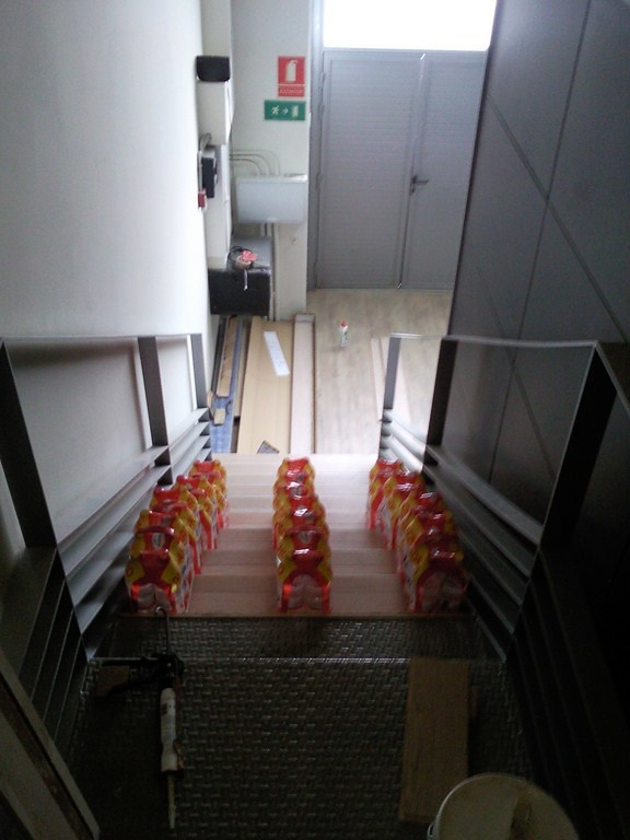 ESCALERA CON PARQUET FLOTANTE Y SUELO CON VINILO