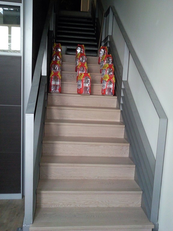 ESCALERA CON PARQUET FLOTANTE Y SUELO CON VINILO