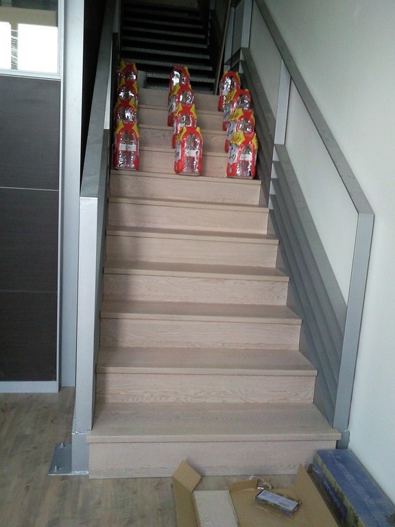 ESCALERA CON PARQUET FLOTANTE Y SUELO CON VINILO