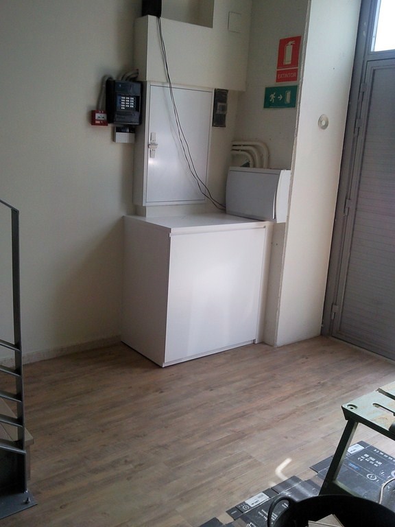 ESCALERA CON PARQUET FLOTANTE Y SUELO CON VINILO