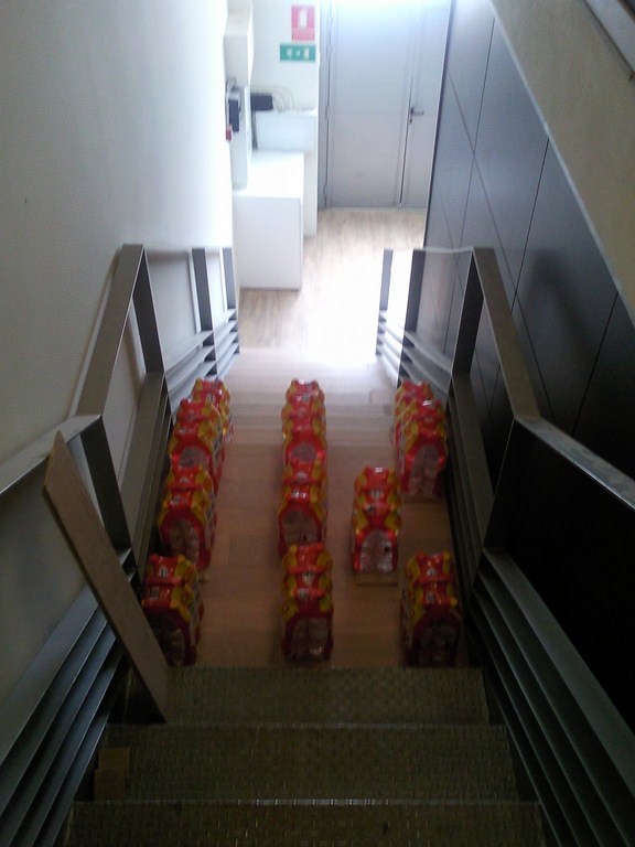 ESCALERA CON PARQUET FLOTANTE Y SUELO CON VINILO