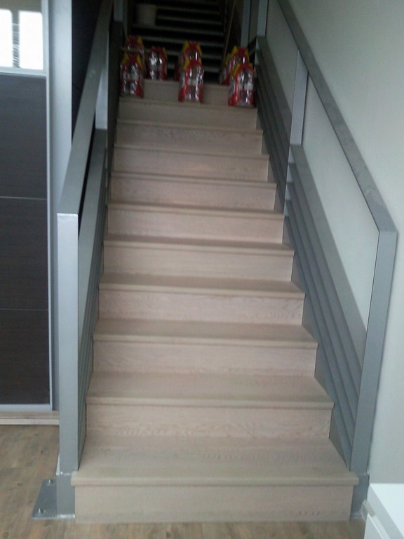ESCALERA CON PARQUET FLOTANTE Y SUELO CON VINILO