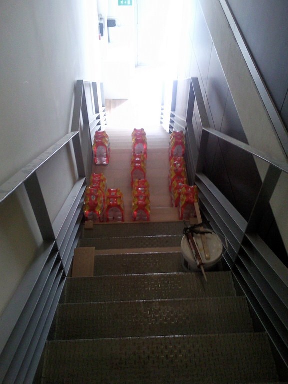 ESCALERA CON PARQUET FLOTANTE Y SUELO CON VINILO