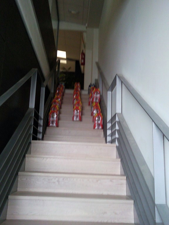 ESCALERA CON PARQUET FLOTANTE Y SUELO CON VINILO