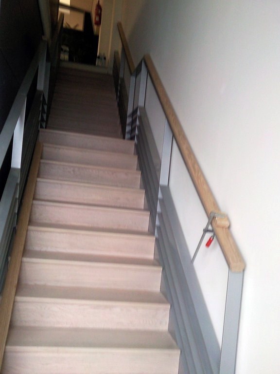 ESCALERA CON PARQUET FLOTANTE Y SUELO CON VINILO