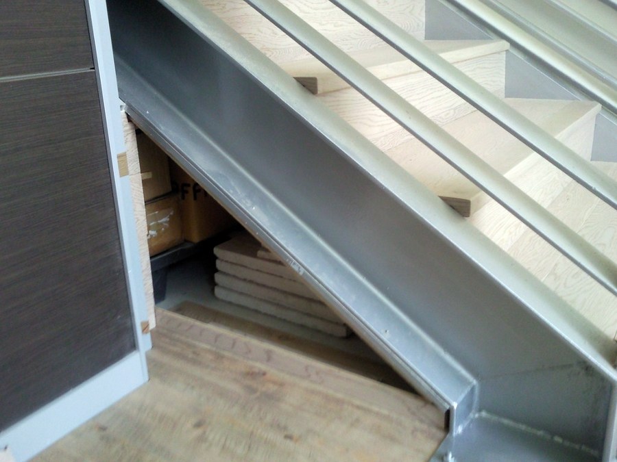 ESCALERA CON PARQUET FLOTANTE Y SUELO CON VINILO
