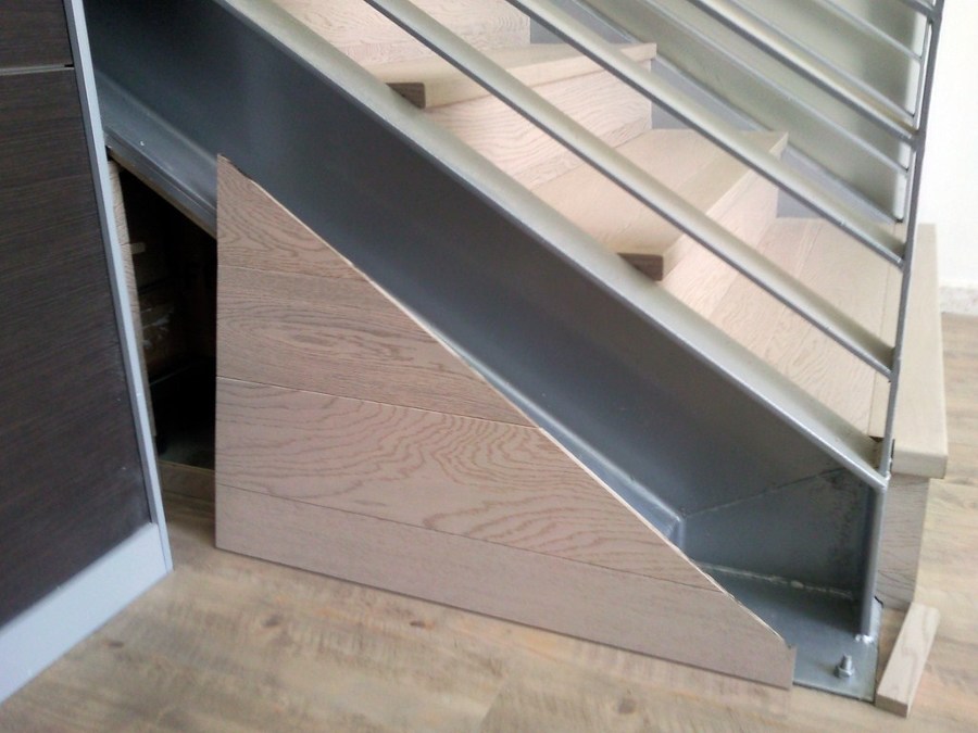 ESCALERA CON PARQUET FLOTANTE Y SUELO CON VINILO