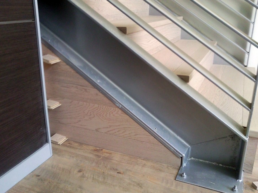 ESCALERA CON PARQUET FLOTANTE Y SUELO CON VINILO