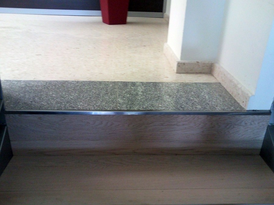 ESCALERA CON PARQUET FLOTANTE Y SUELO CON VINILO