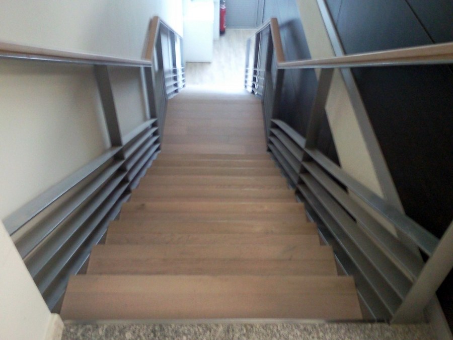 ESCALERA CON PARQUET FLOTANTE Y SUELO CON VINILO