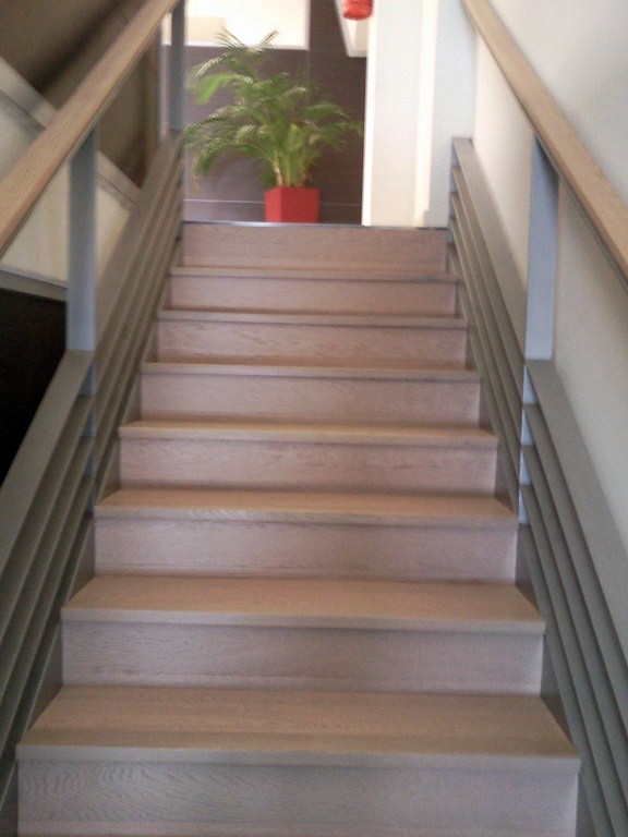 ESCALERA CON PARQUET FLOTANTE Y SUELO CON VINILO