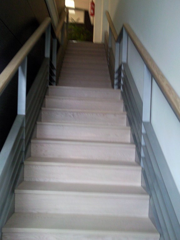 ESCALERA CON PARQUET FLOTANTE Y SUELO CON VINILO