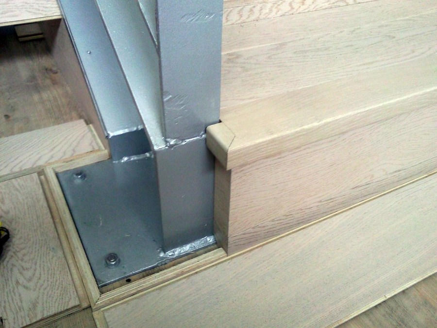 ESCALERA CON PARQUET FLOTANTE Y SUELO CON VINILO