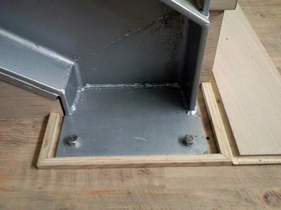 ESCALERA CON PARQUET FLOTANTE Y SUELO CON VINILO