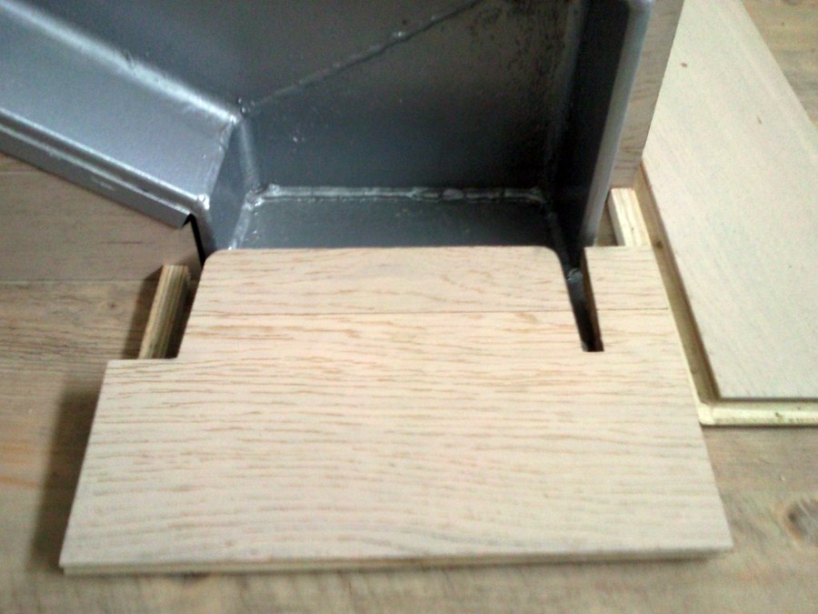 ESCALERA CON PARQUET FLOTANTE Y SUELO CON VINILO