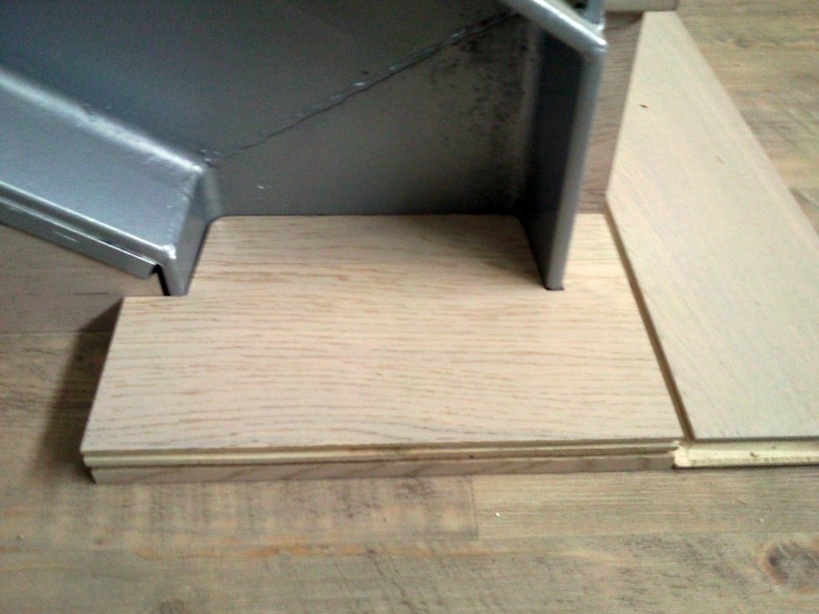 ESCALERA CON PARQUET FLOTANTE Y SUELO CON VINILO