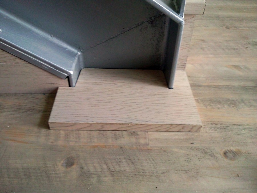 ESCALERA CON PARQUET FLOTANTE Y SUELO CON VINILO