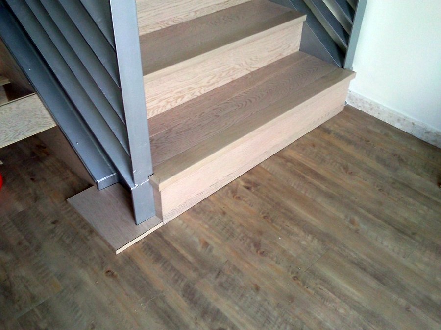 ESCALERA CON PARQUET FLOTANTE Y SUELO CON VINILO