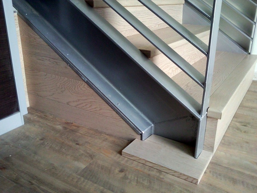 ESCALERA CON PARQUET FLOTANTE Y SUELO CON VINILO