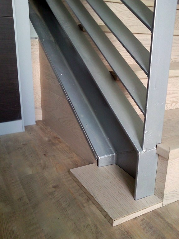 ESCALERA CON PARQUET FLOTANTE Y SUELO CON VINILO